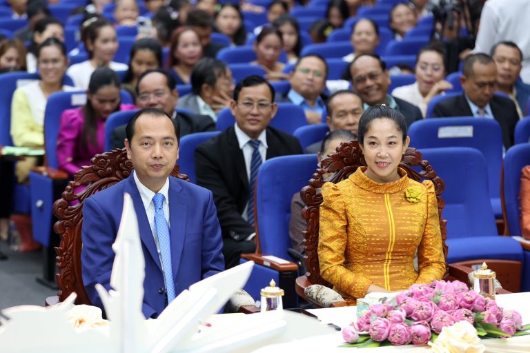ឯកឧត្តម នេត្រ ភក្ត្រា រដ្ឋមន្ត្រីក្រសួងព័ត៌មាន និងលោកជំទាវ ទុយ សិរីរតនៈ នេត្រភក្ត្រា ប្រធានកិត្តិយស សាខាសមាគមនារីកម្ពុជាដើម្បីសន្តិភាព និងអភិវឌ្ឍន៍ ក្រសួងព័ត៌មាន អញ្ជើញជាអធិបតីពិធីបើកមហោស្រពតន្ត្រី និងចម្រៀងកុមារ ពានរង្វាន់ក្រសួងព័ត៌មាន…