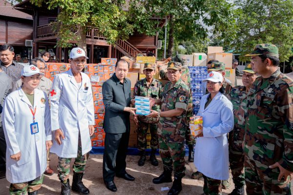 ឯកឧត្តម នេត្រ ភក្ត្រា ដឹកនាំមន្ត្រីរាជការក្រសួងព័ត៌មាន និងសប្បុរសជន ចុះសួរសុខទុក្ខ និងលើកទឹកចិត្តកងកម្លាំងប្រដាប់អាវុធឈរជើងនៅខ្សែត្រៀមជួរមុខតាមបណ្តោយព្រំដែនកម្ពុជា-ថៃ ក្នុងខេត្តព្រះវិហារ …