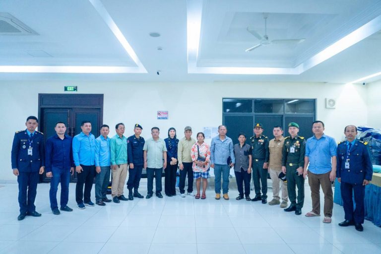 ក្រោមការយកចិត្តទុកដាក់ដ៏ខ្ពង់ខ្ពស់ពី សម្តេចមហាបវរធិបតី ហ៊ុន ម៉ាណែត នាយករដ្ឋមន្រ្តីនៃកម្ពុជា តាមរយៈរដ្ឋបាលខេត្តបន្ទាយមានជ័យ អាជ្ញាធរមូលដ្ឋាន និងអគ្គកុងស៊ុលកម្ពុជាប្រចាំខេត្តស្រះកែវ បានខ្នះខ្នែងយ៉ាងខ្លាំង ដើម្បីធ្វើការដោះស្រាយជាមួយភាគីថៃ រហូតពួកគេបានដោះលែងស្រ្តីទាំង២នាក់ ត្រឡប់មកវិញនៅរសៀលថ្ងៃទី២៧ ខែមិថុនា ឆ្នាំ២០២៥នេះ…