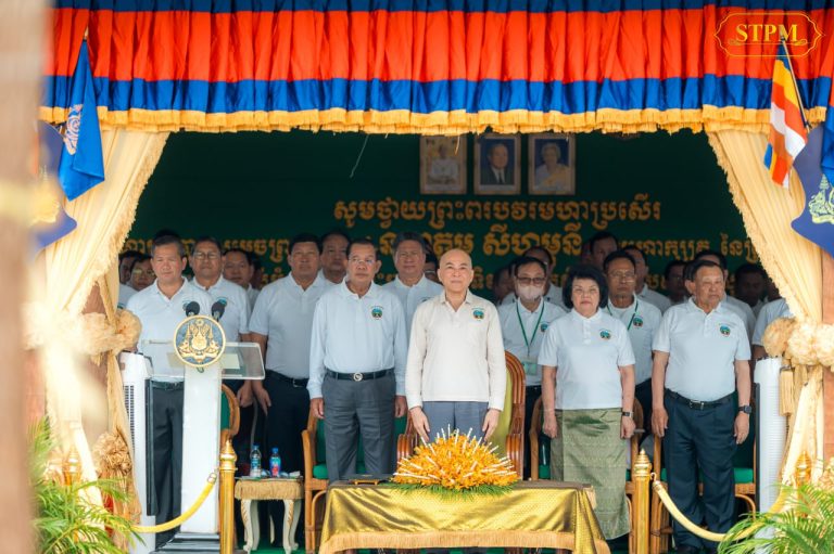 ទូលព្រះបង្គំចូលរួមដង្ហែ ព្រះករុណាព្រះបាទសម្តេចព្រះបរមនាថ នរោត្តម សីហមុនី ព្រះមហាក្សត្រនៃព្រះរាជាណាចក្រកម្ពុជា ជាទីគោរពសក្ការ:ដ៏ខ្ពង់ខ្ពស់បំផុត ស្តេចយាងជាព្រះរាជាធិបតីភាព ក្នុងព្រះរាជពិធីរុក្ខទិវា ៩ កក្កដា នៅខេត្តកំពង់ចាម…