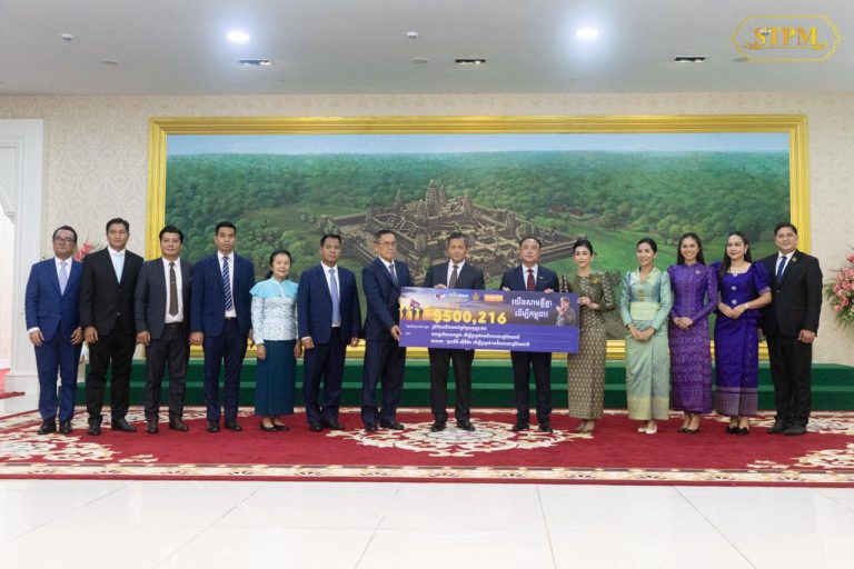 ជួបជាមួយ គណៈប្រតិភូ មូលនិធិ ស៊ីធីអិន(CTN) ទ្រទ្រង់កងទ័ពការពារព្រំដែនជាតិ ដឹកនាំដោយ អ្នកឧកញ៉ា គិត ម៉េង និងលោកជំទាវ ម៉ៅ ចំណាន ក្នុងជំនួបសម្តែងការគួរសម និងទទួលថវិកាមូលនិធិ ចំនួន ៥០០, ២១៦ ដុល្លារអាមេរិក សម្រាប់ជូនដល់វីរកងទ័ព​…