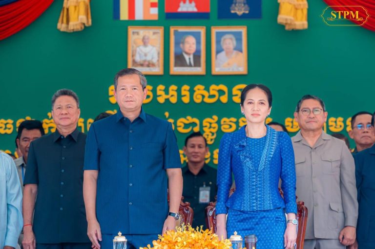 រួមជាមួយនឹងភរិយា ចូលរួមសម្ពោធដាក់ឱ្យប្រើប្រាស់ជាផ្លូវការ មជ្ឈមណ្ឌលផ្កាឈូក អង្គភាពការពារកុមារ នៃអង្គការមូលនិធិកុមារកម្ពុជា…