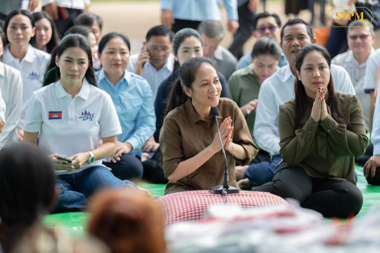 លោកជំទាវបណ្ឌិត ពេជ ចន្ទមុន្នី ហ៊ុនម៉ាណែត បានអញ្ជើញចុះជួបសួរសុខទុក្ខ និងនាំយកស្បៀងអាហារ គ្រឿងឧបភោគបរិភោគព្រមទាំងរបស់របរប្រើប្រាសចាំបាច់ជាច្រើនចែកជូនដល់បងប្អូនប្រជាពលរដ្ឋដែលកំពុងភៀសសឹកពីតំបន់មានជម្លោះព្រំដែនកម្ពុជា-ថៃនៅក្នុងជំរំសុវត្ថិភាព…