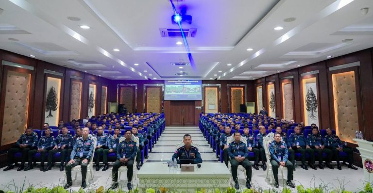 កម្លាំងអាវុធហត្ថរាជធានីភ្នំពេញ ចូលរួមទស្សនាការផ្សាយផ្ទាល់ការប្រារព្ធពិធីសម្ពោធដាក់ឱ្យប្រើប្រាស់ជាផ្លូវការសមិទ្ធផលមជ្ឈមណ្ឌលហ្វឹកហ្វឺនកងរាជអាវុធហត្ថ ភ្នំជុំសែនរីករាយ និងអបអរសាទរខួបលើកទី៣២ ទិវាកងរាជអាវុធហត្ថ…
