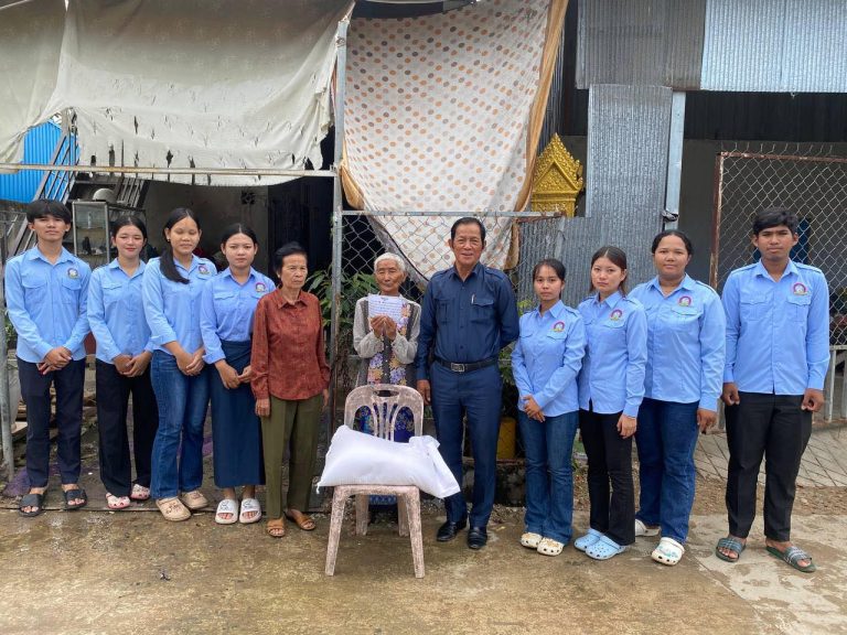 អំណោយប្រចាំខែ របស់លោកឧត្ដមសេនីយ៍ឯក រ័ត្ន ស្រ៊ាង បានប្រគល់ដល់ដៃពលរដ្ឋទីទាល់ក្រ១៧គ្រួសារ!