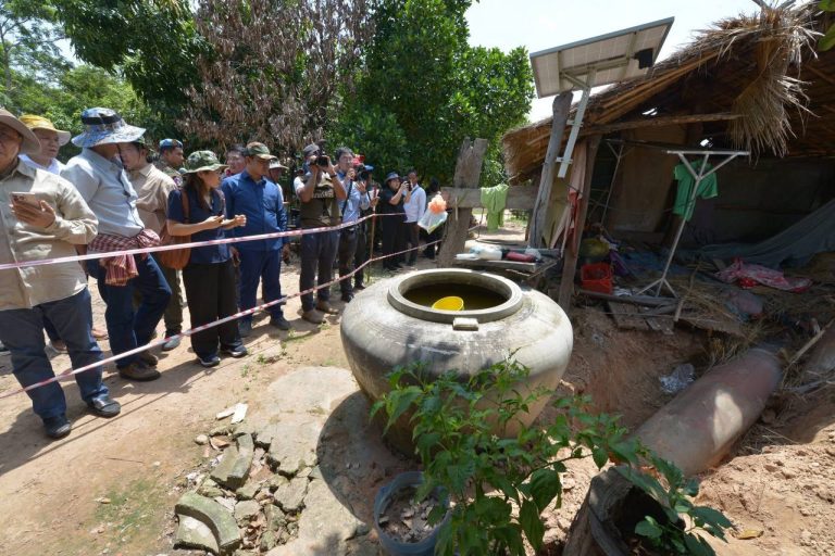 23 Heads of #Diplomatic Missions and International Oganizations inspected the affected zone in Banteay Ampil district, where homes, schools, and Buddhist pagodas were reportedly struck by Thai army and air force attacks, including airstrikes carried out by F-16 fighter jets using #MK-84 bombs. #Cambodia #Thai