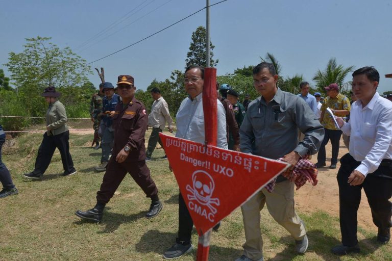 23 Heads of #Diplomatic Missions and International Oganizations inspected the affected zone in Banteay Ampil district, where homes, schools, and Buddhist pagodas were reportedly struck by Thai army and air force attacks, including airstrikes carried out by F-16 fighter jets using #MK-84 bombs. #Cambodia #Thai