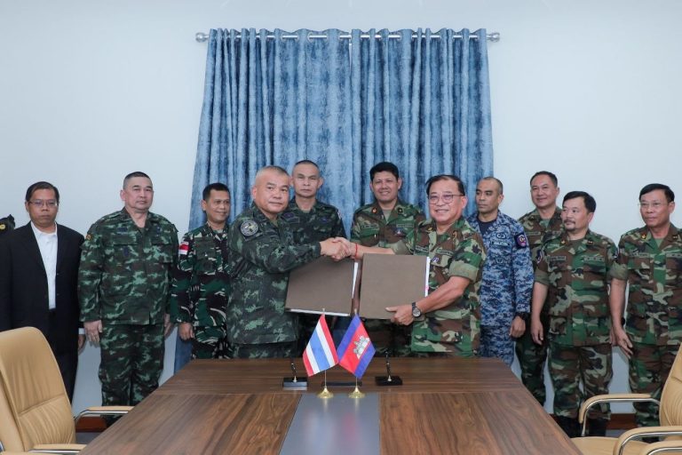 កិច្ចពិភាក្សាលើការកែសម្រួលអាវុធ និងយុទ្ធោបករណ៍បំផ្លិចបំផ្លាញធុនធ្ងន់ ចេញពីតំបន់ព្រំដែនរវាងឯកឧត្តម ឧត្តមសេនីយ៍ឯក ពៅ ហេង មេបញ្ជាការ យោធភូមិភាគទី៤ នៃព្រះរាជាណាចក្រកម្ពុជា និង ឯកឧត្តម ឧត្តមសេនីយ៍ទោ វីរ៉ាក់យុទ្ធ រ៉ាក់ស៊ីង មេបញ្ជាការ កងទ័ពភូមិភាគទី២ នៃព្រះរាជាណាចក្រថៃ…