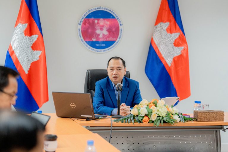 នៅថ្ងៃនេះ ឆ្លៀតធ្វើគ្រូឧទ្ទេសបានមួយព្រឹកដើម្បីចែករំលែកបទពិសោធការងារក្នុងការដឹកនាំនិងគ្រប់គ្រងព័ត៌មាននិងសាធារណមតិក្រោមប្រធានបទ«តួនាទីសារព័ត៌មានក្នុងវិស័យការទូត»…