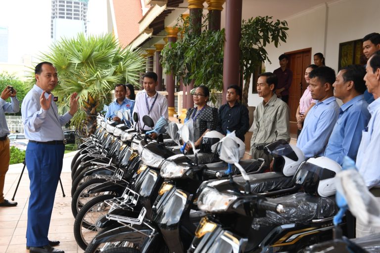 នឹកដល់អតីតកាលខ្លួនឯងជាក្មេងវត្តជិះកង់ទៅរៀនពីវត្តកោះដល់វិទ្យាស្ថានភាសាបរទេស សាកលវិទ្យាល័យភូមិន្ទភ្នំពេញ, ពេលចេញធ្វើការពេលខ្លះជិះម៉ូតូឌុប និងក្រោយមកមានម៉ូតូសង់កូរ៉េពេលធ្វើការនៅខេត្តសៀមរាប!