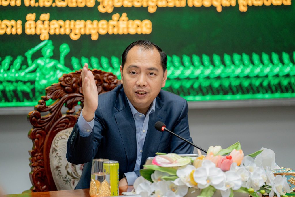 ជួបជាមួយតំណាងម្ចាស់ស្ថានីយទូរទស្សន៍ទាំងអស់នៅកម្ពុជាដើម្បីផ្សព្វផ្សាយពីវិធានការរបស់កម្ពុជាចំពោះមុខនៃការគំរាមកំហែងរបស់ថៃ ក្នុងនោះមានការដាក់ចុះនូវវិធានការទាក់ទងនឹងវិស័យព័ត៌មាននិងសោតទស្សន៍៖ …