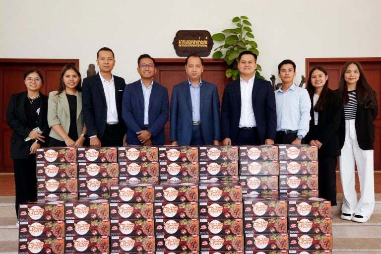 ក្រុមហ៊ុន វី ហ្គូ អាប់ ឯ.ក ផ្តល់អំណោយមីជាតិចំនួន ១១៥កេស ដល់ក្រសួងព័ត៌មាន ដើម្បីចូលរួមសកម្មភាពគាំពារ ការងារមនុស្សធម៌ ពិសេសចែកជូនដល់កងទ័ពជួរមុខ និងប្រជាជនដែលជម្លៀសខ្លួនពីតំបន់ប្រឈមនៅតាមបន្ទាត់ព្រំដែនក្នុងខេត្តព្រះវិហារ,…