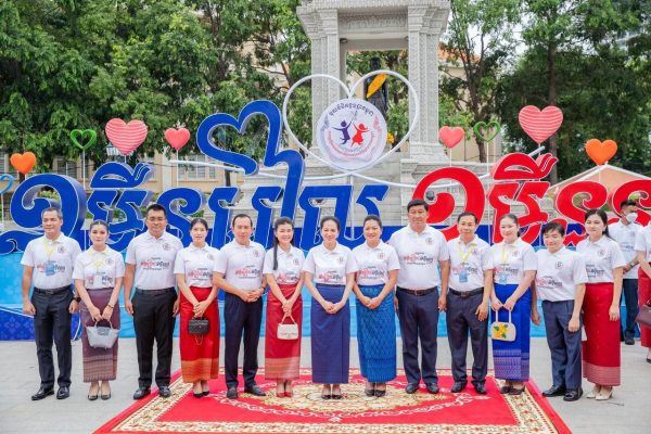 ឯកឧត្តមអភិសន្តិបណ្ឌិត ស សុខា ឧបនាយករដ្ឋមន្ត្រី រដ្ឋមន្ត្រីក្រសួងមហាផ្ទៃ បានអញ្ជើញចូលរួមពិធីទទួលដំណើរសម្តេចមហាបវរធិបតី ហ៊ុន ម៉ាណែត នាយករដ្ឋមន្ត្រី នៃព្រះរាជាណាចក្រកម្ពុជា និងលោកជំទាវបណ្ឌិត ពេជ ចន្ទមុន្នី