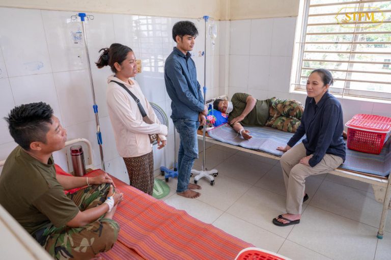 លោកជំទាវបណ្ឌិត ពេជ ចន្ទមុន្នី ហ៊ុនម៉ាណែត បន្តចុះជួបសួរសុខទុក្ខ បងប្អូនយុទ្ធជន ដែលបានរងរបួស អំឡុងពេលជម្លោះព្រំដែនកម្ពុជា-ថៃ ចាប់ពីថ្ងៃទី២៤ ដល់ថ្ងៃទី២៨ ខែកក្កដា ឆ្នាំ២០២៥ នៅមន្ទីរពេទ្យបង្អែក ១៦មករា ខេត្តព្រះវិហារ…