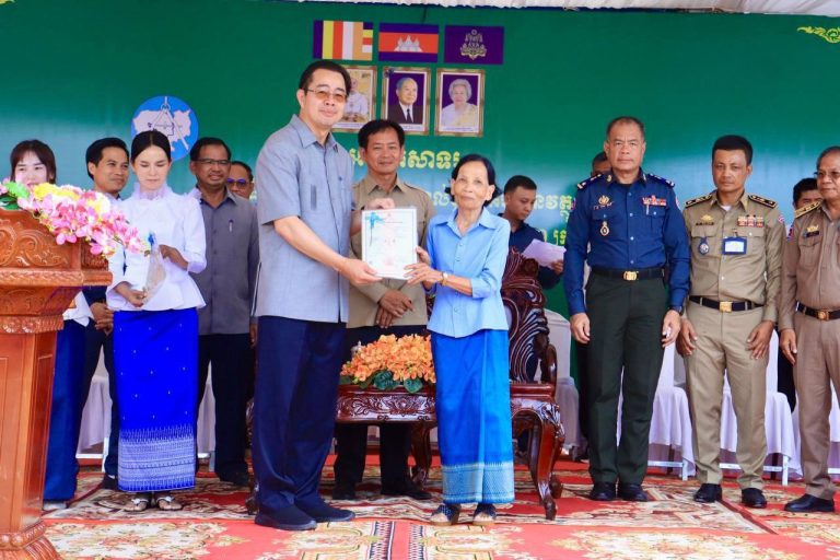 វិញ្ញាបនបត្រសម្គាល់ម្ចាស់អចលវត្ថុចំនួន ២ ៨៦៨ បណ្ណត្រូវបានចែកជូនបងប្អូនប្រជាពលរដ្ឋ ស្ថិតនៅភូមិ ១, ២ និង ៣ សង្កាត់លេខ ១ ក្រុងព្រះសីហនុ…