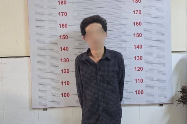 អាវុធហត្ថរាជធានីភ្នំពេញ ឃាត់ខ្លួនជនសង្ស័យ ០២នាក់ ពាក់ព័ន្ធករណីលួចទូរស័ព្ទ ២ករណីផ្សេងគ្នា!