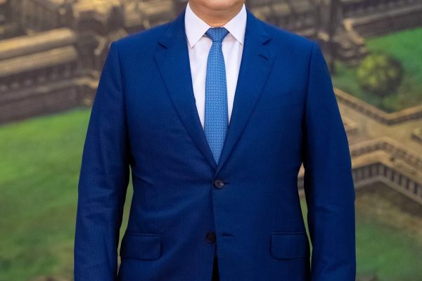 ខ្ញុំបានឃើញនូវការអត្ថាធិប្បាយមួយចំនួនតាមបណ្តាញសង្គម ដែលបានលើកឡើងថាកិច្ចព្រមព្រៀងបទឈប់បាញ់ថ្ងៃ ២៨ កក្កដា ២០២៥ កន្លងទៅ និងកិច្ចព្រមព្រៀងសន្តិភាពនាពេលខាងមុខ គឺជាថ្នូរនឹងការធ្វើអោយកម្ពុជាបាត់ដី។ ខ្ញុំសូមបញ្ជាក់ជូនបងប្អូនជនរួមជាតិដោយសង្ខេបថា÷