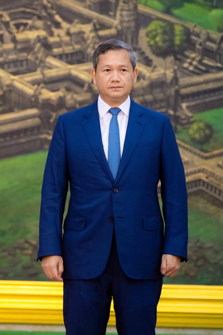 ខ្ញុំបានឃើញនូវការអត្ថាធិប្បាយមួយចំនួនតាមបណ្តាញសង្គម ដែលបានលើកឡើងថាកិច្ចព្រមព្រៀងបទឈប់បាញ់ថ្ងៃ ២៨ កក្កដា ២០២៥ កន្លងទៅ និងកិច្ចព្រមព្រៀងសន្តិភាពនាពេលខាងមុខ គឺជាថ្នូរនឹងការធ្វើអោយកម្ពុជាបាត់ដី។ ខ្ញុំសូមបញ្ជាក់ជូនបងប្អូនជនរួមជាតិដោយសង្ខេបថា÷