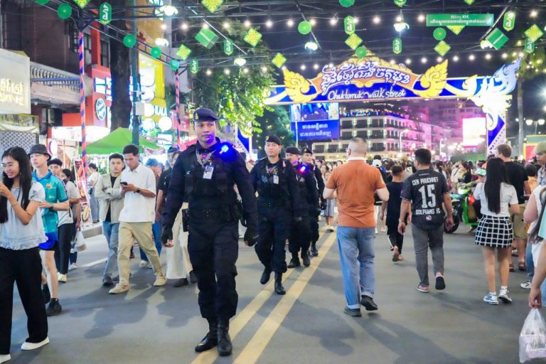 កម្លាំងកងរាជអាវុធហត្ថរាជធានីភ្នំពេញ ចូលរួមល្បាត ការពារ​សន្តិសុខ​ សុវត្ថិភាព​ រក្សាសណ្ដាប់​ធ្នាប់​ និងសង្គ្រោះបន្ទាន់ ​ជូន​បងប្អូន​ប្រជាពលរដ្ឋ​ ធ្វើដំណើរកំសាន្ត នៅតាមដងផ្លូវថ្មើរជើង (Walk Street)…