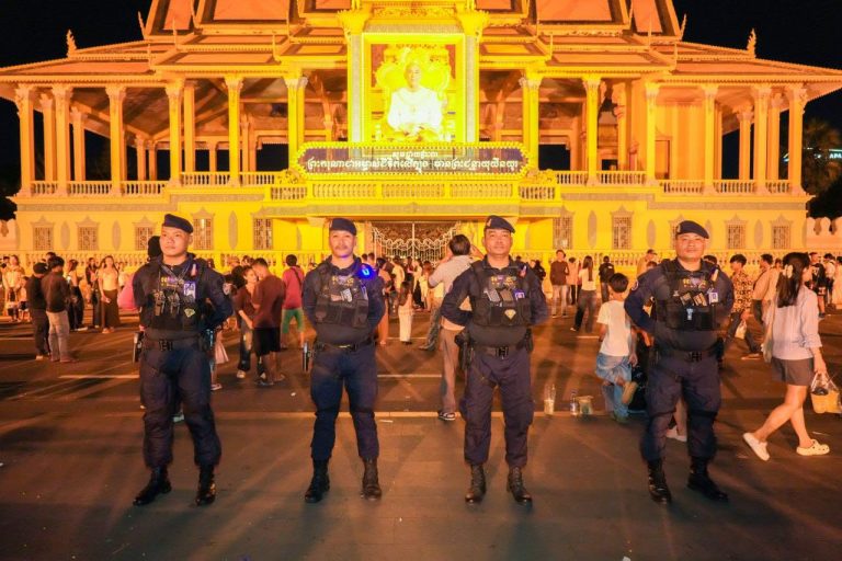 កម្លាំងកងរាជអាវុធហត្ថរាជធានីភ្នំពេញ ចូលរួមល្បាត ការពារ​សន្តិសុខ​ សុវត្ថិភាព​ រក្សាសណ្ដាប់​ធ្នាប់​ និងសង្គ្រោះបន្ទាន់ ​ជូន​បងប្អូន​ប្រជាពលរដ្ឋ​ ធ្វើដំណើរកំសាន្ត នៅតាមដងផ្លូវថ្មើរជើង (Walk Street)…