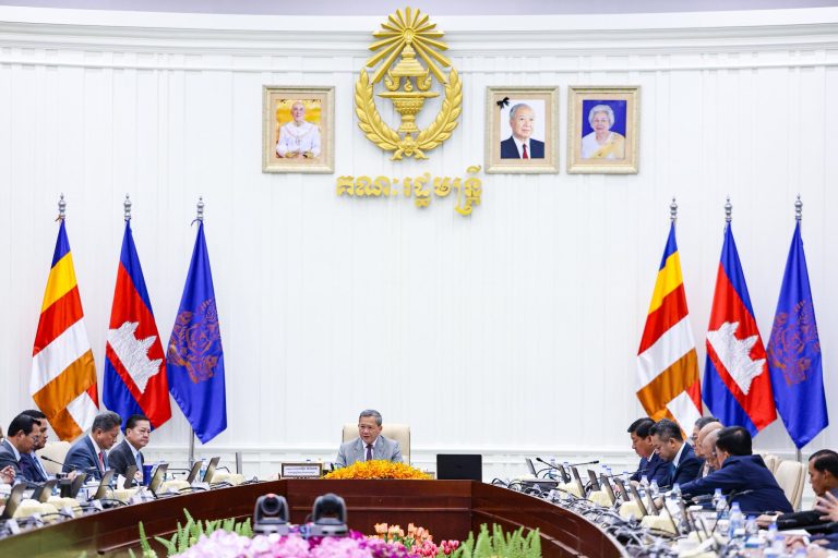 ច្ចប្រជុំពេញអង្គគណៈរដ្ឋមន្ត្រីក្រោមអធិបតីភាពដ៏ខ្ពង់ខ្ពស់សម្តេចមហាបវរធិបតី ហ៊ុន ម៉ាណែត នាយករដ្ឋមន្ត្រីនៃព្រះរាជាណាចក្រកម្ពុជា នៅវិមានសន្តិភាព…