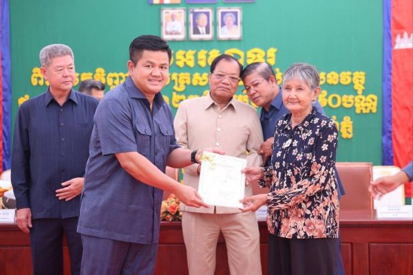 វិញ្ញាបនបត្រសម្គាល់ម្ចាស់អចលនវត្ថុចំនួន ៣,០៩០ បណ្ណ ត្រូវបានប្រគល់ជូនប្រជាពលរដ្ឋក្នុងភូមិអំពិលទឹក និងភូមិកំពង់ពោធិ៍ ឃុំកំពង់ភ្នំ ស្រុកលើកដែក ខេត្តកណ្ដាល…