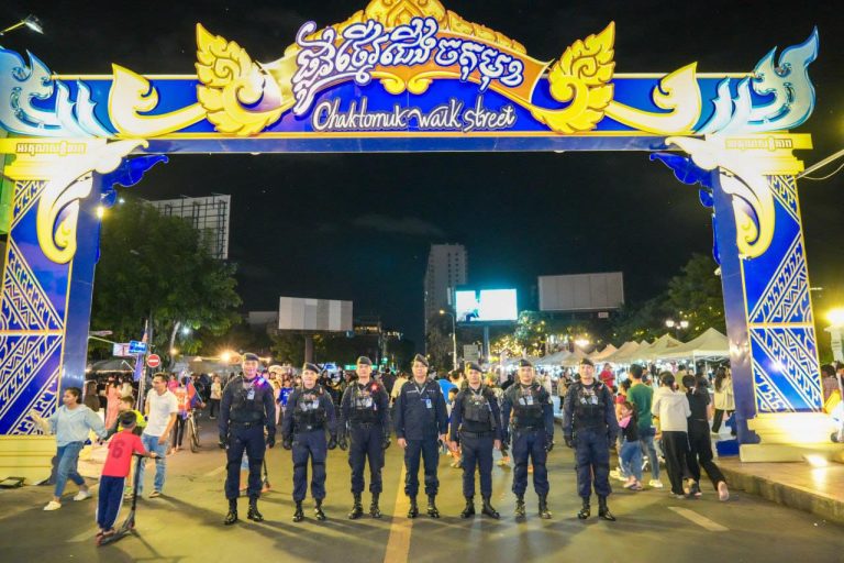 កម្លាំងកងរាជអាវុធហត្ថរាជធានីភ្នំពេញ ចូលរួមល្បាត ការពារ​សន្តិសុខ​ សុវត្ថិភាព​ រក្សាសណ្ដាប់​ធ្នាប់​ និងសង្គ្រោះបន្ទាន់ ​ជូន​បងប្អូន​ប្រជាពលរដ្ឋ​ ធ្វើដំណើរកំសាន្ត នៅតាមដងផ្លូវថ្មើរជើង (Walk Street)…