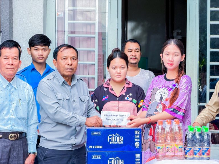 ស្វាមីជាប់ដៃតតាំងខ្មាំងនៅសមរភូមិមុខ ភរិយាទម្ងន់ជិតដល់ថ្ងៃសម្រាល ត្រូវភាសសឹក មកជ្រកកោនជាមួយបងប្អូន នៅក្នុងសង្កាត់ព្រែកកំពឹស រាជធានីភ្នំពេញ បានទទួលការយកចិត្តទុកដាក់ពី ឧត្តមសេនីយ៍ឯក រ័ត្ន ស្រ៊ាង!