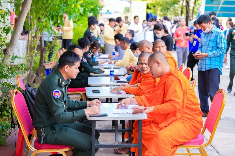 កម្លាំងកងរាជអាវុធហត្ថរាជធានីភ្នំពេញ ចូលរួមជាមួយសមត្ថកិច្ចពាក់ព័ន្ធ ការពារសន្តិសុខ សុវត្ថិភាព រក្សាសណ្តាប់ធ្នាប់ ជូនដល់ក្រុមគ្រូពេទ្យស្ម័គ្រចិត្តយុវជនសម្តេចតេជោ TYDA រៀបចំកម្មវិធីបរិច្ចាគឈាម ដើម្បីជាកម្លាំងចិត្តជួយដល់កងទ័ពជួរមុខ និងប្រជាជននៅតាមព្រំដែន នៅសាកលវិទ្យាល័យការពារជាតិ ស្ថិតក្នុងខណ្ឌឬស្សីកែវ ក្បែរស្ពានអាកាសឬស្សីកែវ…