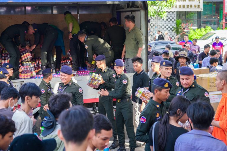 នារសៀលថ្ងៃទី១៤ ខែធ្នូ ឆ្នាំ២០២៥ កម្លាំងអាវុធហត្ថរាជធានីភ្នំពេញ បានចូលរួមការពារសន្តិសុខ សុវត្ថិភាព រក្សាសណ្តាប់ធ្នាប់ និងជួយរៀបចំលើកដាក់ជញ្ជូនស្បៀង និងសម្ភារៈចាំបាច់ផ្សេងៗ នៅទីតាំងកន្លែងទទួលជំនួយសម្រាប់ជូនទៅបងប្អូនជនភៀសសឹក និងបងប្អូនកងទ័ពនៅជួរមុខ របស់លោក អ៊ុក វណ្ណដេ និងក្រុមការងារ ស្ថិតក្នុងមជ្ឈមណ្ឌលសន្និបាត និងពិព័រណ៍កោះពេជ្រ រាជធានីភ្នំពេញ។…