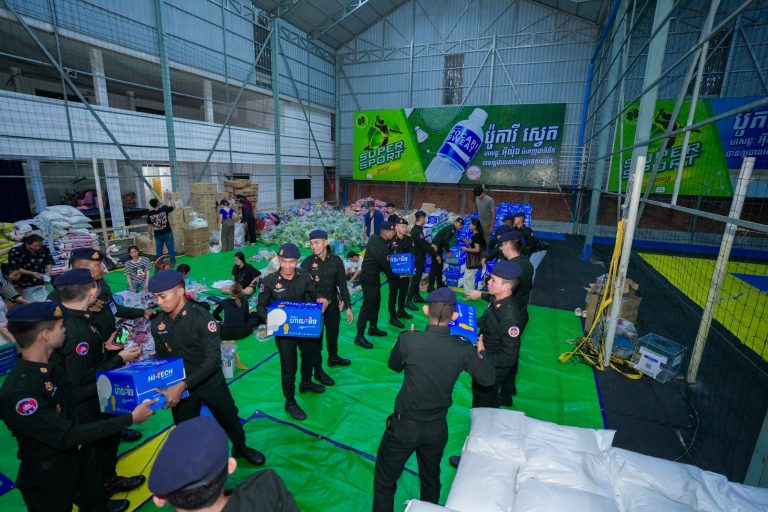 នាយប់ថ្ងៃទី១៦ ខែធ្នូ ឆ្នាំ២០២៥ កម្លាំងអាវុធហត្ថរាជធានីភ្នំពេញ បានចូលរួមជួយរៀបចំលើកដាក់ជញ្ជូនស្បៀង និងសម្ភារៈចាំបាច់ផ្សេងៗ នៅទីតាំងកន្លែងទទួលជំនួយសម្រាប់ជូនទៅបងប្អូនជនភៀសសឹក និងបងប្អូនកងទ័ពនៅជួរមុខ របស់លោកឧកញ៉ា យឹម តាស្រង់ និងក្រុមការងារ ស្ថិតនៅជិតផ្សារទួលពង្រ សង្កាត់ចោមចៅ ខណ្ឌពោធិ៍សែនជ័យ រាជធានីភ្នំពេញ។…