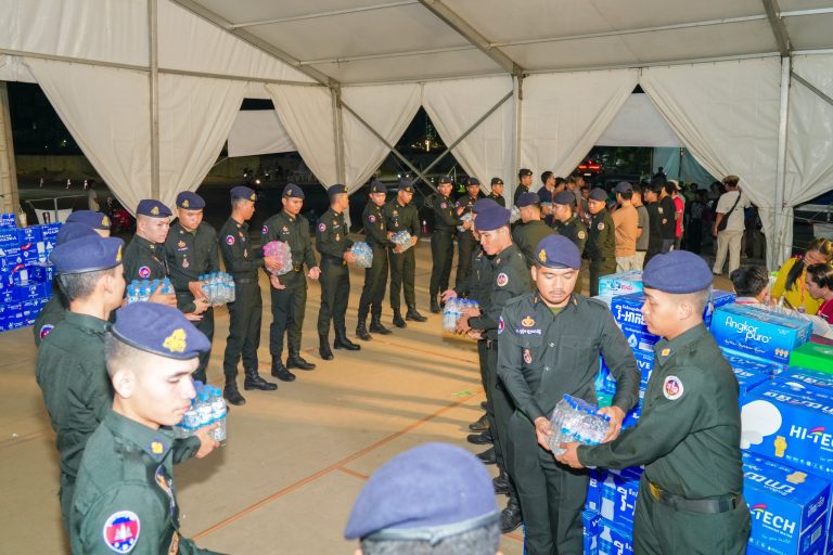 នាយប់ថ្ងៃទី២២ ខែធ្នូ ឆ្នាំ២០២៥ កម្លាំងអាវុធហត្ថរាជធានីភ្នំពេញ បានចូលរួមជួយរៀបចំលើកដាក់ជញ្ជូនស្បៀង និងសម្ភារៈចាំបាច់ផ្សេងៗ នៅទីតាំងកន្លែងទទួលជំនួយសម្រាប់ជូនទៅបងប្អូនជនភៀសសឹក និងបងប្អូនកងទ័ពនៅជួរមុខ របស់លោកស្រី ទឹម រដ្ឋា និងក្រុមការងារ ស្ថិតក្នុងមជ្ឈមណ្ឌលសន្និបាត និងពិព័រណ៍កោះពេជ្រ រាជធានីភ្នំពេញ និងទីតាំងកន្លែងទទួលជំនួយសម្រាប់ជូនទៅបងប្អូនជនភៀសសឹក និងបងប្អូនកងទ័ពនៅជួរមុខ ត្រង់ចំណុច ហាង Eatmore បឹងកក់ រាជធានីភ្នំពេញផងដែរ។…