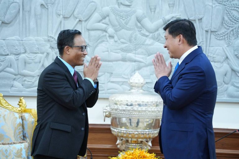 ឧបនាយករដ្ឋមន្ត្រី​ សាយ​ សំអាល់ ទទួលជួបសម្តែងការគួរសម​ដេីម្បីពិភាក្សាការងារ ពង្រឹងចំណងមិត្តភាព និងសហប្រតិបត្តិការជាមួយ​ឯកឧត្តម U Kyaw Soe Min​ ឯកអគ្គរដ្ឋទូតសាធារណរដ្ឋសហភាពមីយ៉ាន់ម៉ា​ ប្រចាំនៅព្រះរាជាណាចក្រកម្ពុជា។ ————————