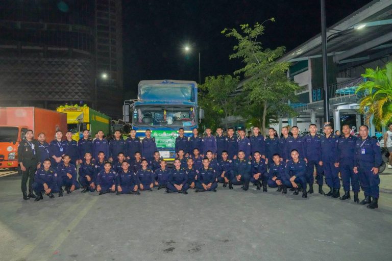 យប់ថ្ងៃទី១៣ ខែធ្នូ ឆ្នាំ២០២៥ កម្លាំងអាវុធហត្ថរាជធានីភ្នំពេញ បានបន្តចូលរួមការពារសន្តិសុខ សុវត្ថិភាព រក្សាសណ្តាប់ធ្នាប់ និងជួយរៀបចំលើកដាក់ជញ្ជូនស្បៀង និងសម្ភារៈចាំបាច់ផ្សេងៗ ចេញពីទីតាំងកន្លែងទទួលជំនួយសម្រាប់ជូនទៅបងប្អូនជនភៀសសឹក និងបងប្អូនកងទ័ពនៅជួរមុខ ត្រង់ចំណុច ហាង Eatmore បឹងកក់ រាជធានីភ្នំពេញ។..