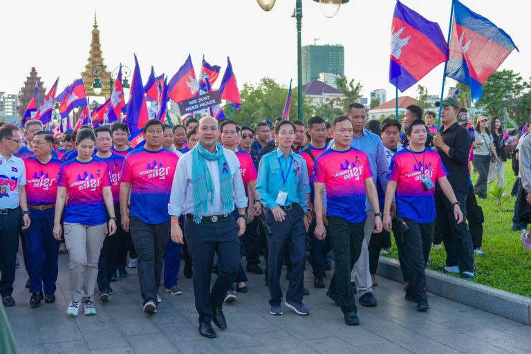 មហាកម្លាំងសាមគ្គីនៃប្រជាជាតិខ្មែរមកពីគ្រប់មជ្ឈដ្ឋាន គ្រប់និន្នាការនយោបាយ និងសាសនា បានមកជួបជុំគ្នាក្រោមស្មារតីខ្មែរតែមួយ ដើម្បីធ្វើព្យុហយាត្រា «ដើរដើម្បីសន្តិភាព» របស់មហាគ្រួសារខ្មែរ បានចាប់ផ្ដើមចេញដំណើរពីបរិវេណផ្សាររាត្រីមាត់ទន្លេ ឆ្ពោះទៅកាន់សួនច្បារវិមានឯករាជ្យ ក្នុងបរិយាកាសពោរពេញដោយក្ដីសង្ឃឹម ក្ដីជឿជាក់ និងស្មារតីសាមគ្គីភាពជាតិ។…