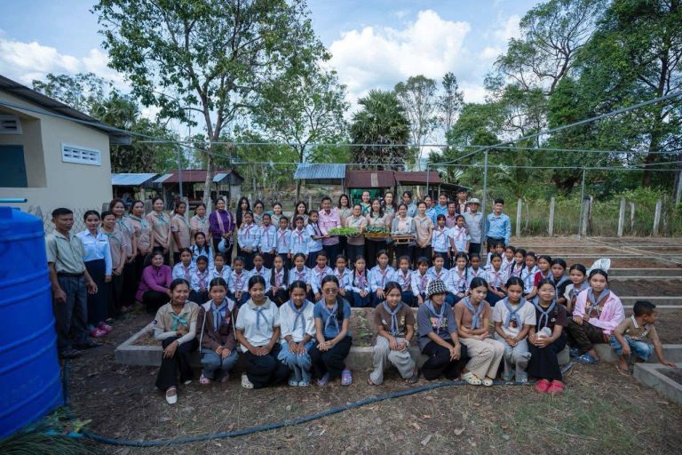 «យើងរួមគ្នាដើម្បីជាតិ» ក្រុមការងាររាជរដ្ឋាភិបាលចុះមូលដ្ឋានខេត្តកំពត និងសមាគមកាយឫទ្ធិនារីសាខាខេត្តកំពត បានជំរុញចលនាដាំដុះបន្លែបង្ការ ដូង ឫស្សី និងការចិញ្ចឹមសត្វតាមរយៈការប្រើប្រាស់ធនធានដីឱ្យអស់សក្តានុពល និងកែប្រែដីទំនេរនៅជុំវិញ ផ្ទះសាលារៀន ភូមិឋាន សហគមន៍ និងទីអារាម ——————————-