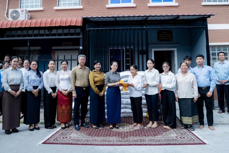 លោកជំទាវបណ្ឌិត ពេជ ចន្ទមុន្នី ហ៊ុនម៉ាណែត អញ្ជើញមកដោយផ្ទាល់ដើម្បី ប្រគល់ផ្ទះថ្មី ជូនក្រុមគ្រួសាររបស់វីរកងទ័ព និងវីរនគរបាលជាតិពលី…