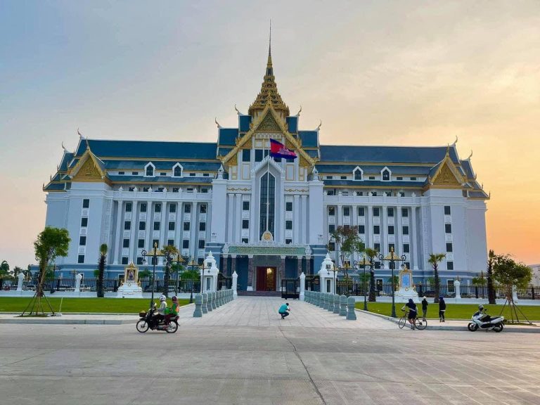 ក្រសួងរៀបចំដែនដី នគរូបនីយកម្ម និងសំណង់ សូមជម្រាបជូន សាធារណជន មេត្តាជ្រាបថា ក្រោយពីទទួលបានព័ត៌មានពីភាពមិនប្រក្រតី នៃការចេញបណ្ណកម្មសិទ្ធិទុតិយតាលើ វិញ្ញាបនបត្រសម្គាល់ម្ចាស់អចលនវត្ថុលេខ ០៤០៨០៤១០-០៨៨០ មក នៅថ្ងៃទី៦ ខែមករា ឆ្នាំ២០២៦ ក្រុមការងារក្រសួង និងរដ្ឋបាលខេត្តកំពង់ឆ្នាំង បានដំណើរការ ពិនិត្យដោះស្រាយបញ្ហានេះ ដោយបានអញ្ជើញភាគីពាក់ព័ន្ធមកបំភ្លឺ។ ————————————