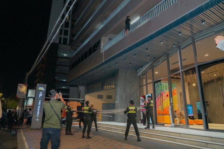 បុរសជនជាតិចិនម្នាក់ បម្រុងធ្វើអត្តឃាតលោតពីលើអាគារខុនដូ ត្រូវអាវុធហត្ថរាជធានីភ្នំពេញ ចុះអន្តរាគមន៍ជួយសង្គ្រោះទាន់!