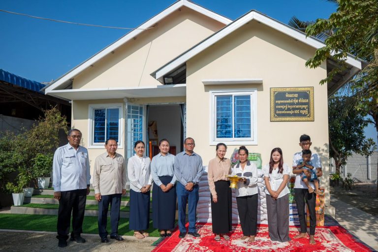 លោកជំទាវបណ្ឌិត ពេជ ចន្ទមុន្នី ហ៊ុនម៉ាណែត អញ្ជើញជាវត្តមានដ៏ខ្ពង់ខ្ពស់ ប្រគល់ផ្ទះថ្មី ជូនក្រុមគ្រួសាររបស់វីរកងទ័ពពលី ដែលរស់នៅក្នុងមូលដ្ឋានខេត្តកំពង់ឆ្នាំង …