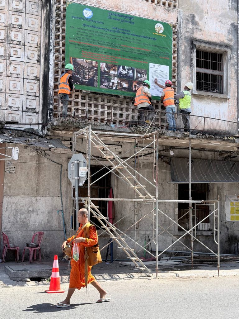 ក្រសួង​រៀប​ចំ​ដែនដី​នគរ​រូប​បនីយកម្ម​ និងសំណង់​ជូនដំណឹង ជូនដំណឹង ស្តីពីការហ៊ុមព័ទ្ធរបង ហាមចូលទីតាំងសំណង់អគារអតីតសាលាបឋមសិក្សាបដិវត្តន៍ ស្ថិតនៅផ្លូវលេខ១៤៤ កែងផ្លូវលេខ៤៩ សង្កាត់ផ្សារថ្មីទី៣ ខណ្ឌដូនពេញ រាជធានីភ្នំពេញ ———————————