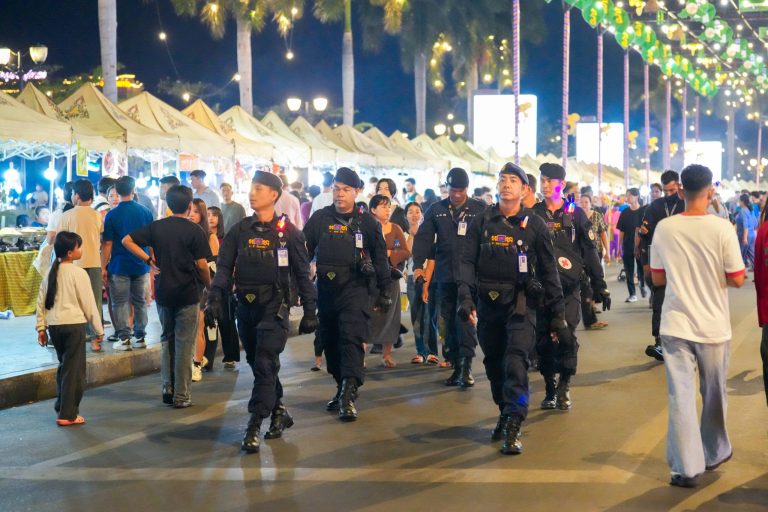 កម្លាំងកងរាជអាវុធហត្ថរាជធានីភ្នំពេញ ចូលរួមល្បាត ការពារ​សន្តិសុខ​ សុវត្ថិភាព​ រក្សាសណ្ដាប់​ធ្នាប់​ និងសង្គ្រោះបន្ទាន់ ​ជូន​បងប្អូន​ប្រជាពលរដ្ឋ​ ធ្វើដំណើរកំសាន្ត នៅតាមដងផ្លូវថ្មើរជើង (Walk Street) …