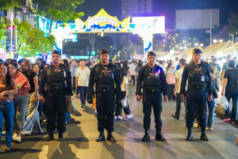 កម្លាំងកងរាជអាវុធហត្ថរាជធានីភ្នំពេញ ចូលរួមល្បាត ការពារ​សន្តិសុខ​ សុវត្ថិភាព​ រក្សាសណ្ដាប់​ធ្នាប់​ និងសង្គ្រោះបន្ទាន់ ​ជូន​បងប្អូន​ប្រជាពលរដ្ឋ​ ធ្វើដំណើរកំសាន្ត នៅតាមដងផ្លូវថ្មើរជើង (Walk Street) …