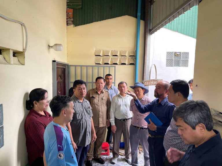 ក្រុមការងារអគ្គនាយកដ្ឋានសំណង់នៃក្រសួងរៀបចំដែនដី នគរូបនីយកម្ម និងសំណង់ បានចុះត្រួតពិនិត្យអគារការដ្ឋានជួសជុលមួយកន្លែងដែលមានទីតាំងស្ថិតនៅ ភូមិ៤ សង្កាត់មនោរម្យ ខណ្ឌ ៧មករា រាជធានីភ្នំពេញ…