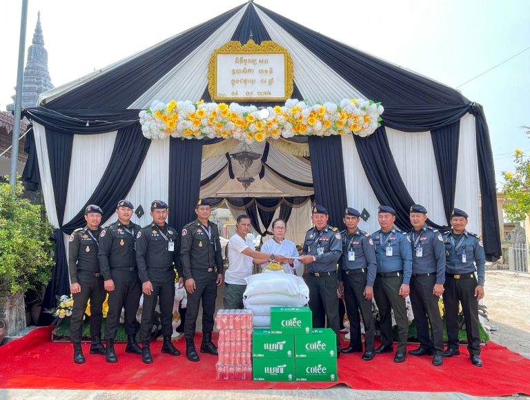 ក្រុមការងារ អាវុធហត្ថខណ្ឌ៧មករា ចូលរួមរំលែកទុក្ខដល់គ្រួសារលោកមេបញ្ជាការរងខណ្ឌ ដែលម្តាយរបស់លោកទទួលមរណៈភាព!